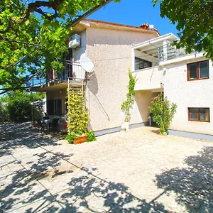 Apartment 606, Pjescana Uvala