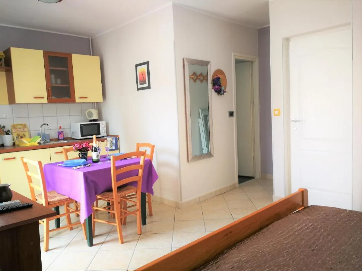 Apartments Bilic With Garden & Swimming Pool - 50M From The Beach Pjescana Uvala