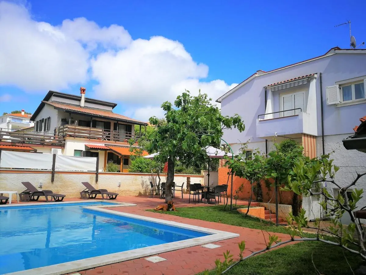 Apartments Bilic With Garden & Swimming Pool - 50M From The Beach Pjescana Uvala