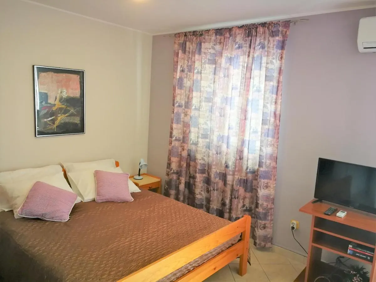 Apartments Bilic With Garden & Swimming Pool - 50M From The Beach Pjescana Uvala